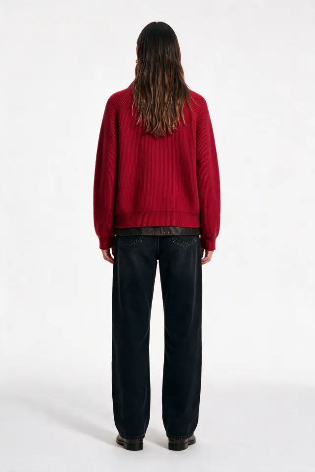 Full-body fashion e-commerce model image, view 09
