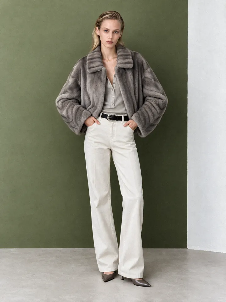 Full-body fashion e-commerce model image, view 18