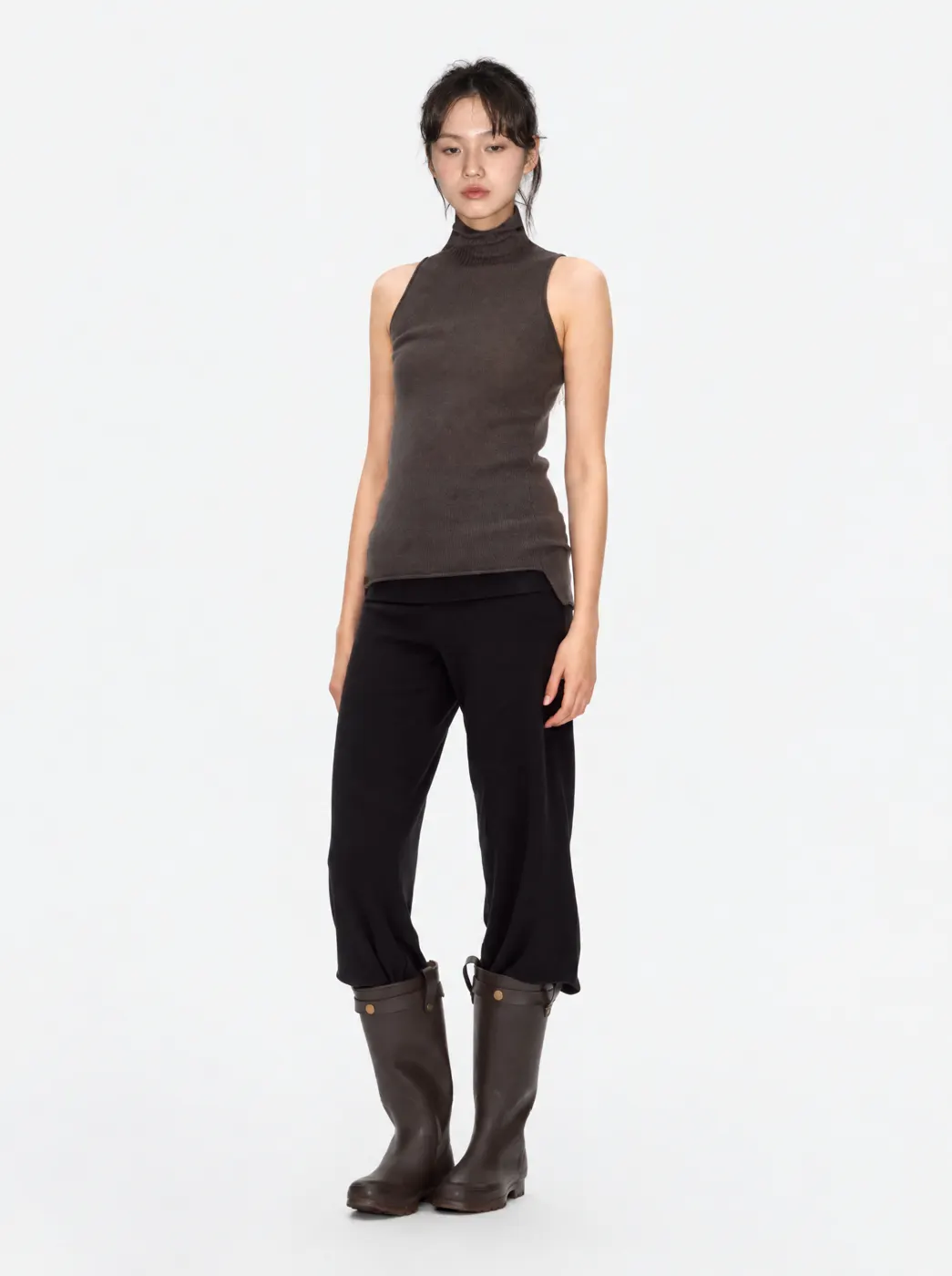 Full-body fashion e-commerce model image, view 33