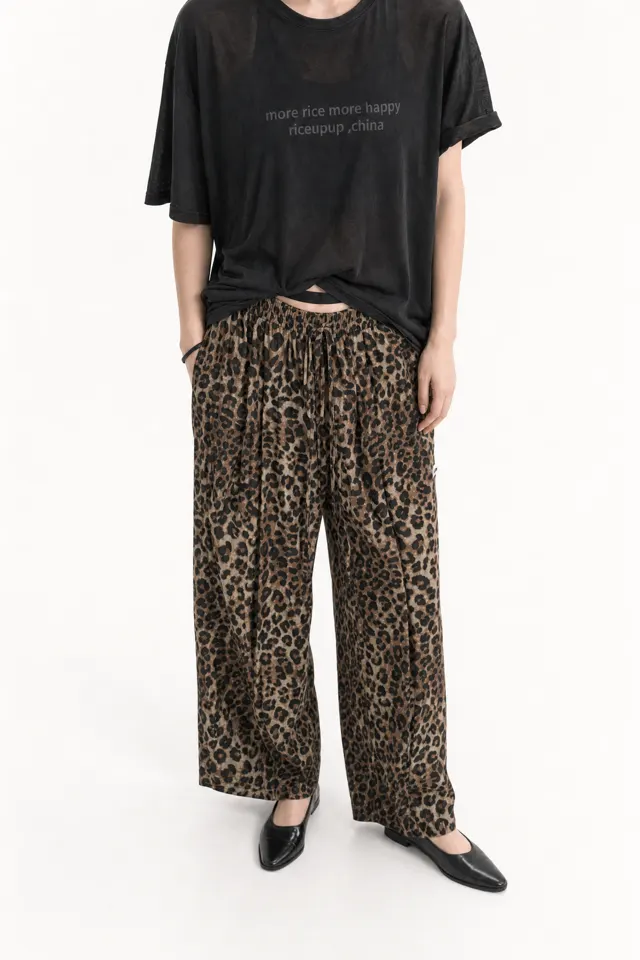 Half-body fashion e-commerce model image, view 06