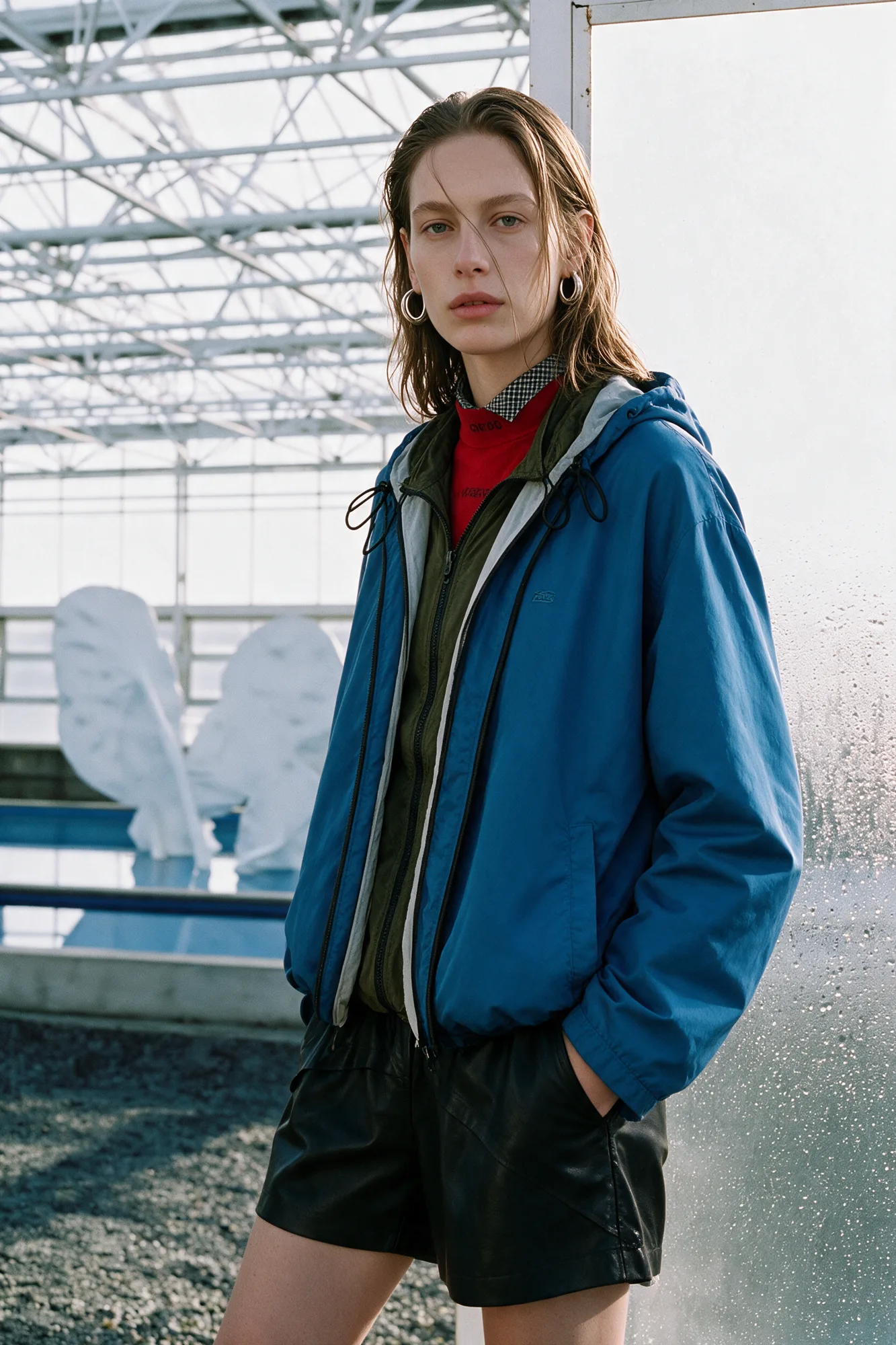 Tailored greenhouse look photographed in hard daylight